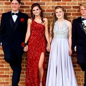 Formal 2022 dress. Red Alyce Paris Size 0, in great condition.